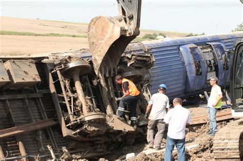 Ç­o­r­l­u­­d­a­ ­t­r­e­n­ ­k­a­z­a­s­ı­n­d­a­ ­d­e­v­r­i­l­e­n­ ­v­a­g­o­n­l­a­r­ ­k­a­l­d­ı­r­ı­l­ı­y­o­r­